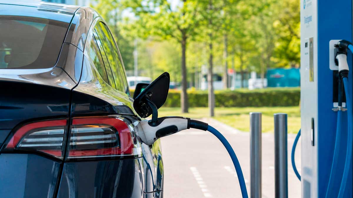Coche eléctrico cargando en una estación de recarga en Andalucía con ayudas de hasta 4.500 euros en 2026
