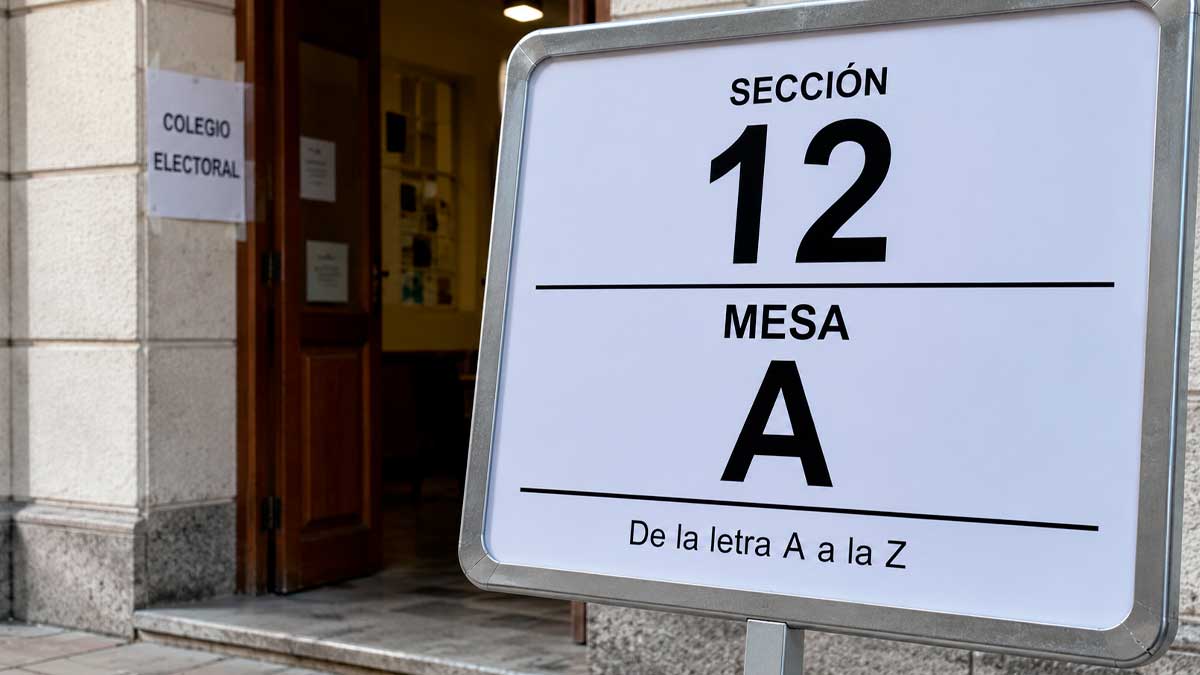 Cartel con la sección y mesa electoral en un colegio electoral de Andalucía para las elecciones andaluzas del 17-M