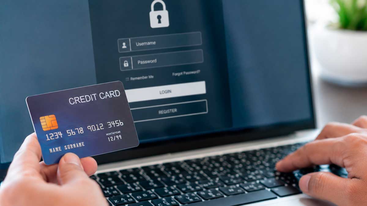 Persona realizando una compra online segura con tarjeta bancaria y contraseña protegida