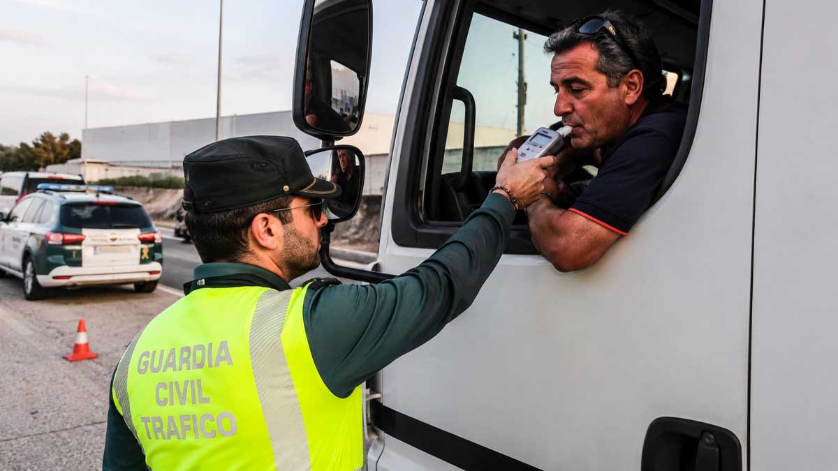 Control de alcoholemia de la Guardia Civil a un camionero en carretera