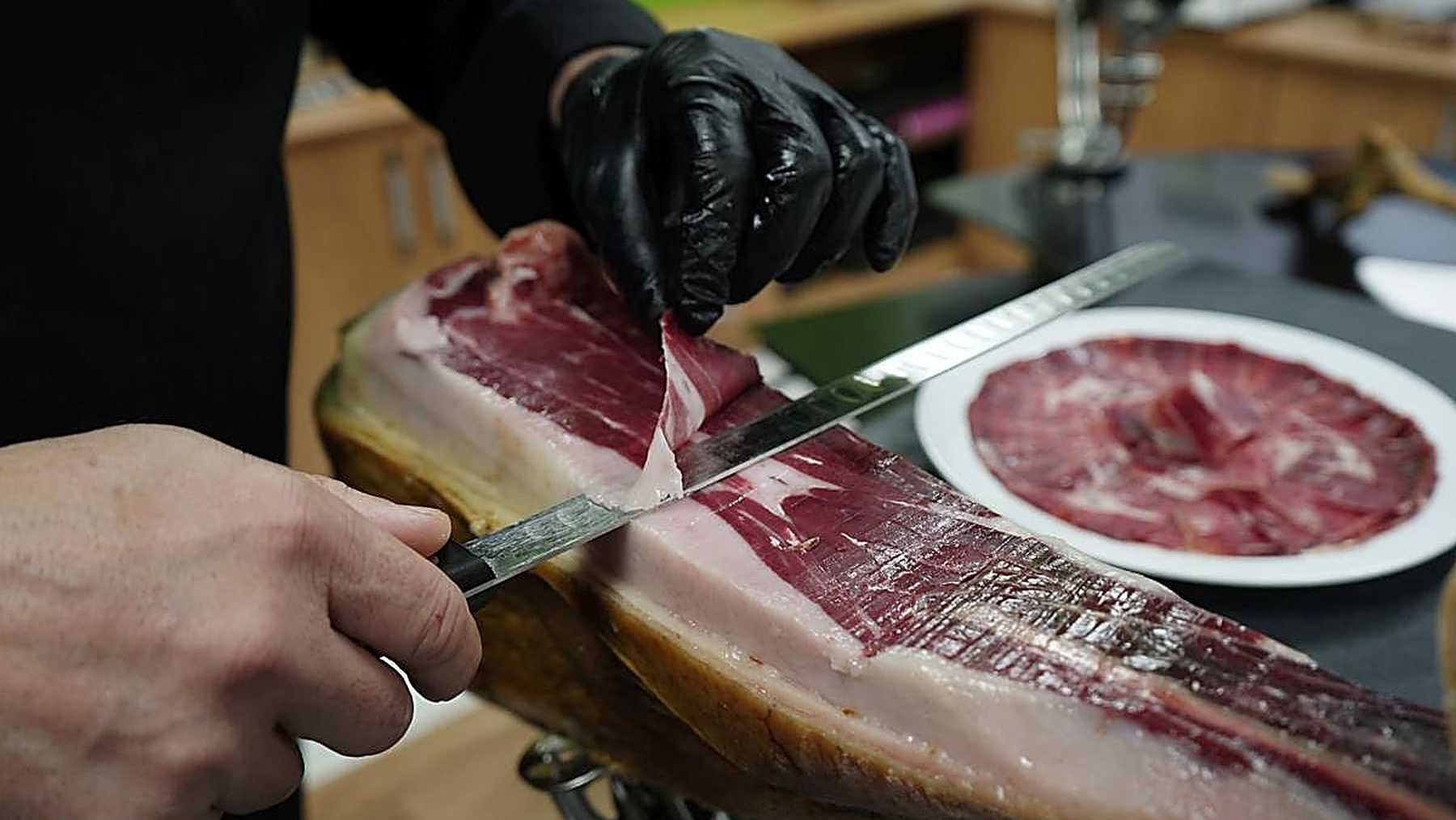 Corte de jamón en Jabugo durante la nueva FP oficial en Córdoba y Granada