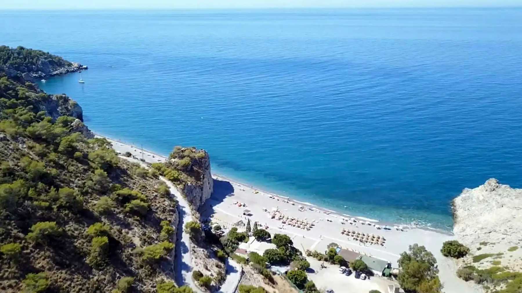Vista aérea de una playa tranquila en la Costa Tropical de Granada, ideal para evitar masificaciones