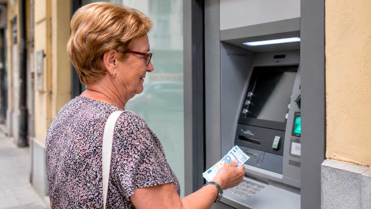 Jubilada sacando dinero de un cajero automático tras el ingreso de la pensión de mayo de 2026
