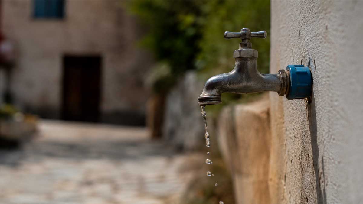 Grifo de agua goteando en un municipio de Málaga afectado por las restricciones de agua