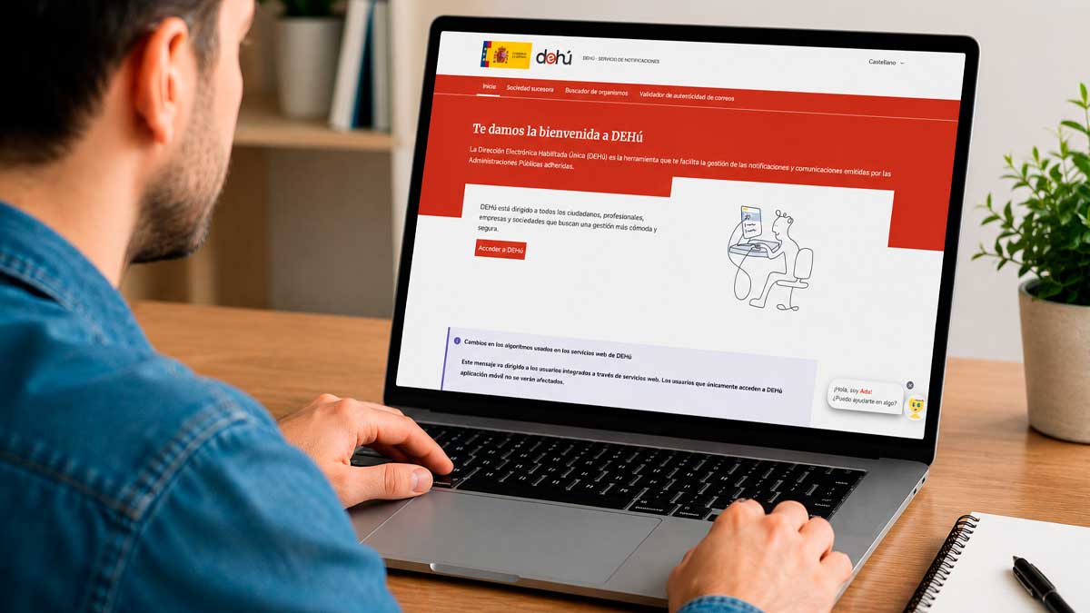 Persona consultando DEHú en un ordenador portátil para revisar notificaciones oficiales