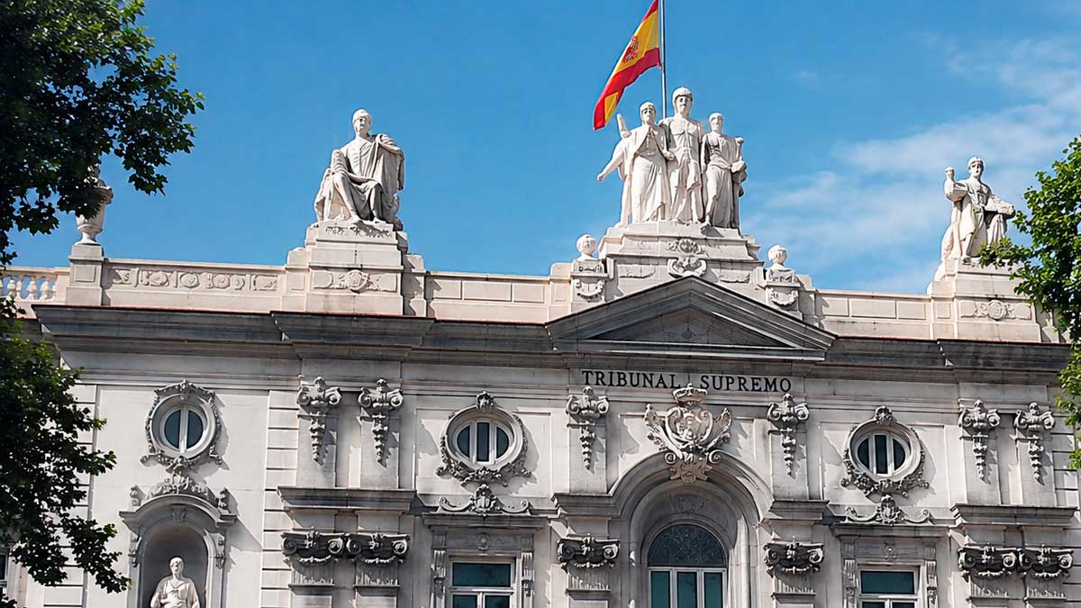 Trabajador despedido por ineptitud sobrevenida recoge sus pertenencias tras una sentencia del Supremo que ordena su readmisión