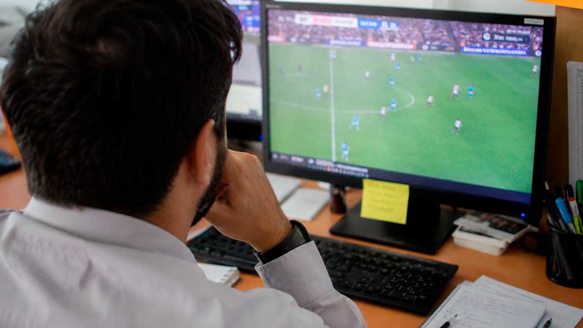 Trabajador viendo fútbol en el ordenador de la empresa durante su jornada laboral