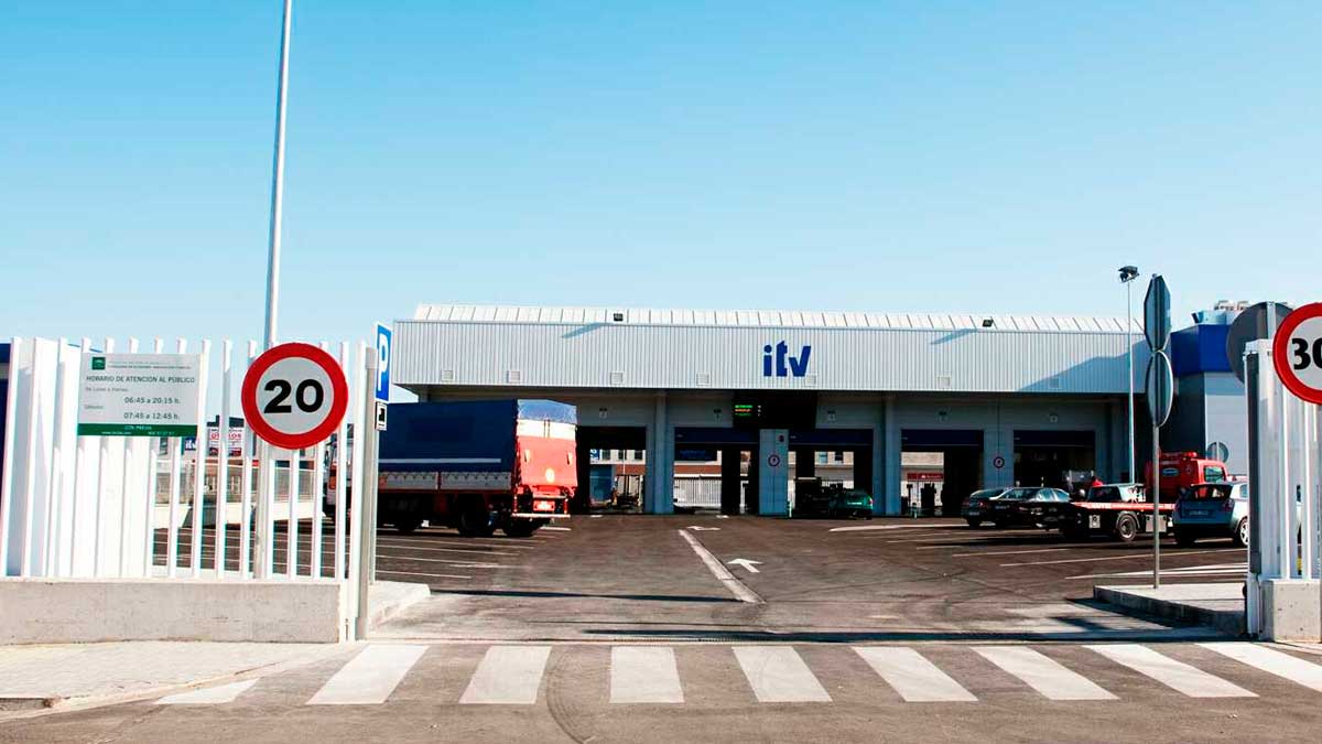 Estación ITV de VEIASA en Andalucía durante la inspección de vehículos