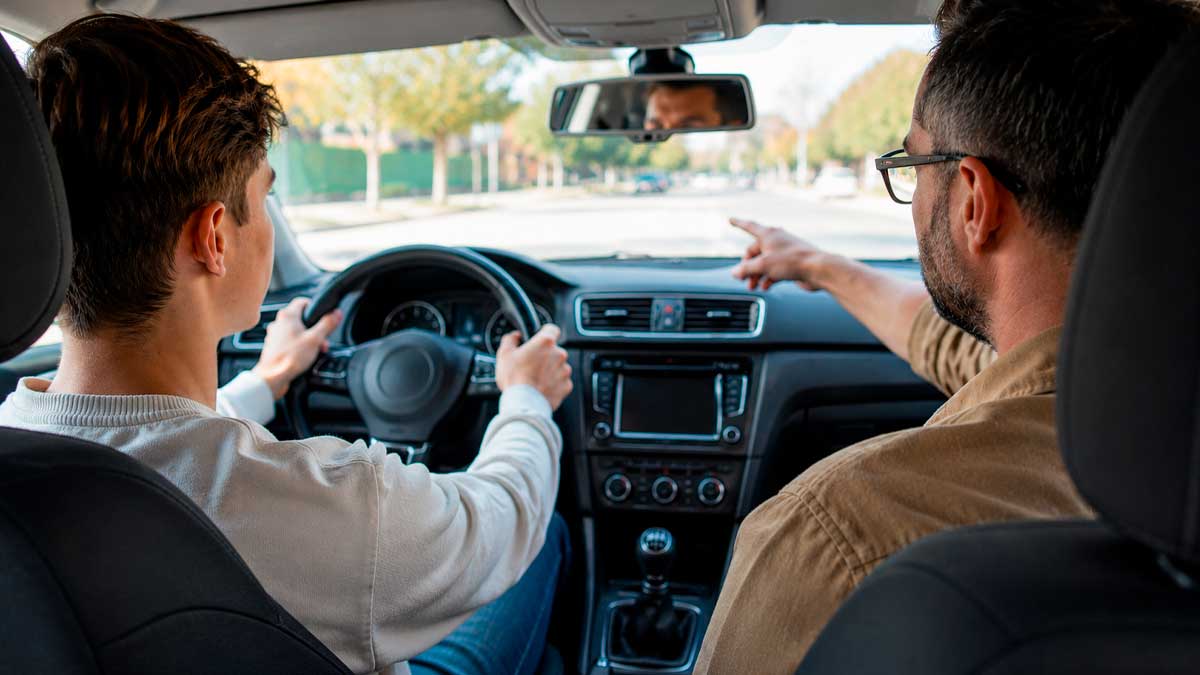 Joven de 17 años conduciendo acompañado por un adulto según la nueva norma de la DGT