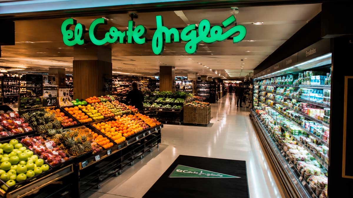 Interior de un supermercado de El Corte Inglés con productos frescos y pasillos de alimentación