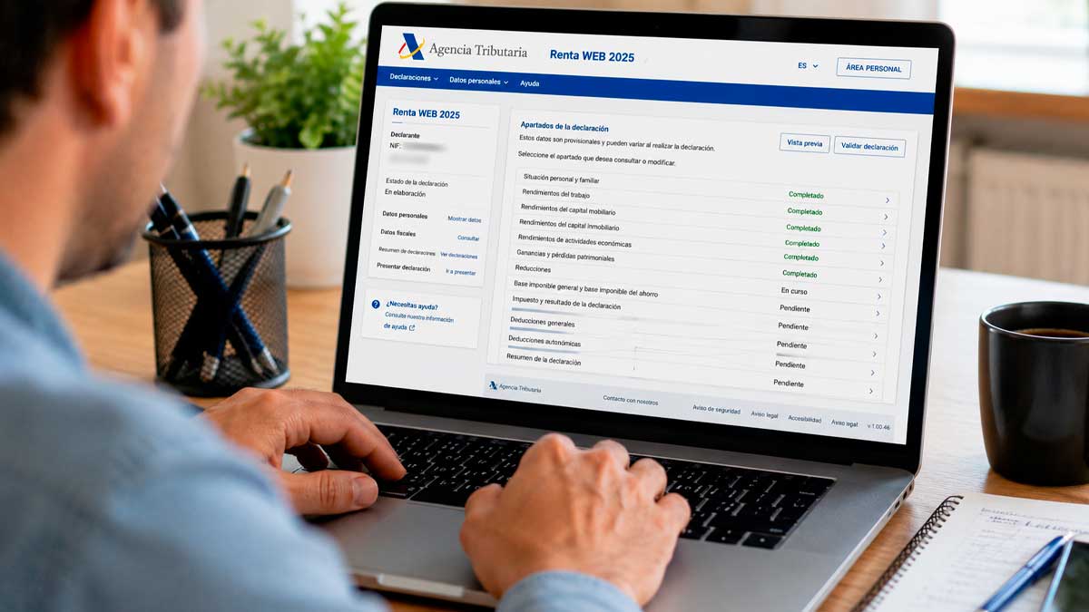 Persona revisando el borrador de la Renta WEB 2025 de la Agencia Tributaria en un portátil