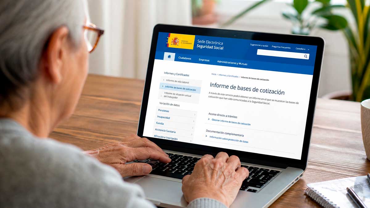 Persona consultando informe de bases de cotización en la seguridad social desde ordenador