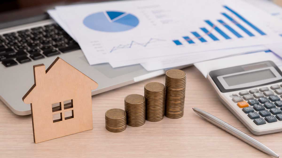 Euríbor en ascenso con monedas y casa simbolizando el impacto en hipotecas variables
