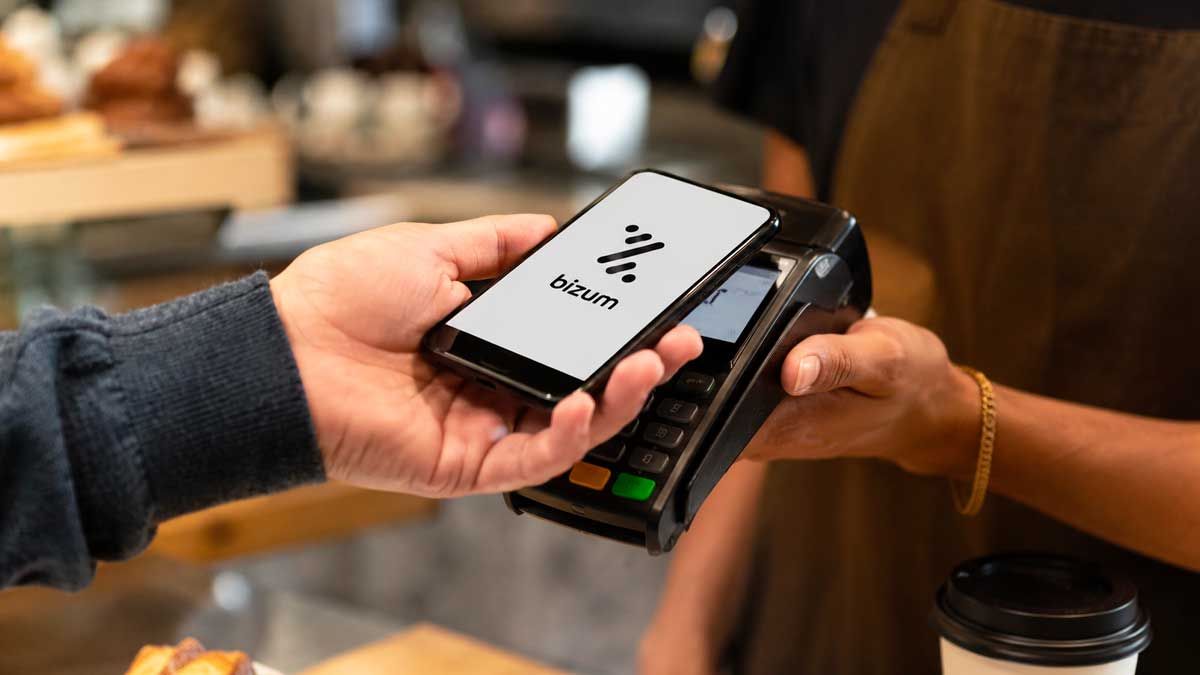 Pago con Bizum en un comercio físico mientras expertos alertan del aumento de estafas digitales