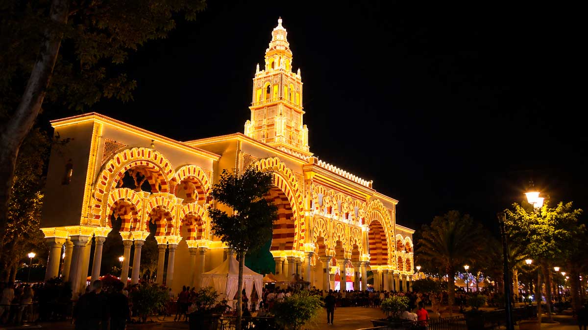 Portada iluminada de la Feria de Córdoba 2026 durante el encendido del recinto ferial