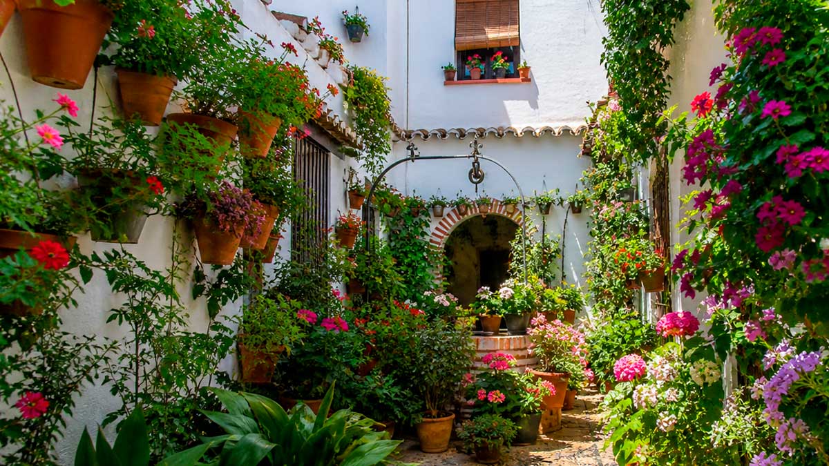 Patio cordobés decorado con flores durante la Fiesta de los Patios de Córdoba 2026