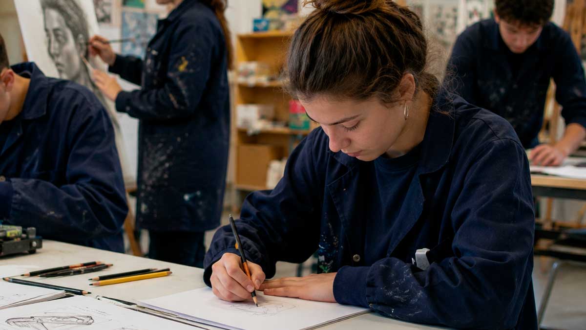 Alumnos de FP Inicial y Artes Plásticas y Diseño realizando prácticas formativas en un aula creativa de Andalucía