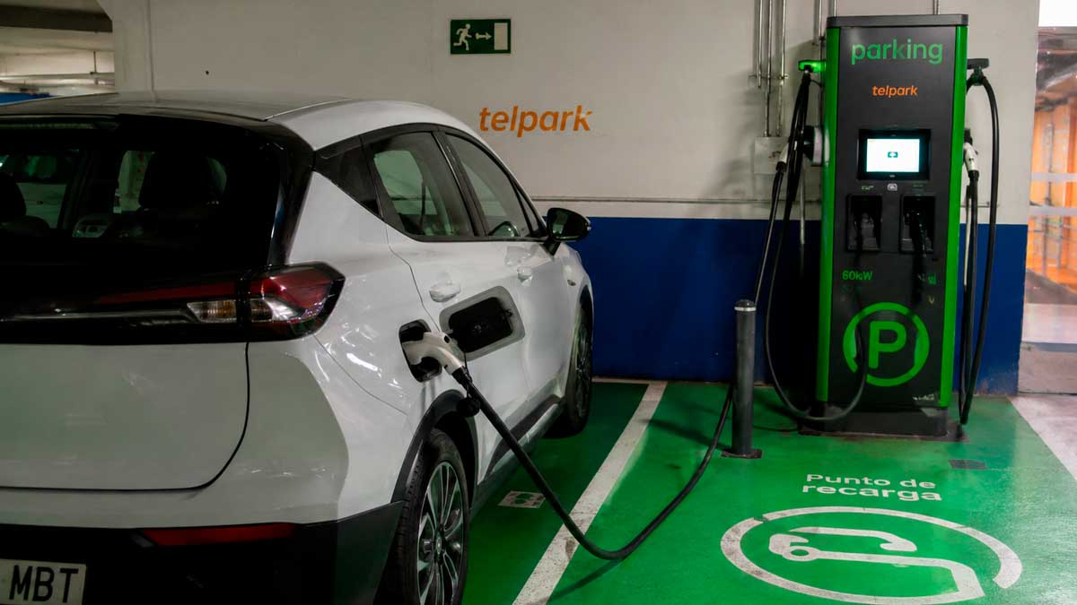Coche eléctrico cargando gratis en un aparcamiento de Granada durante la campaña municipal de recarga eléctrica