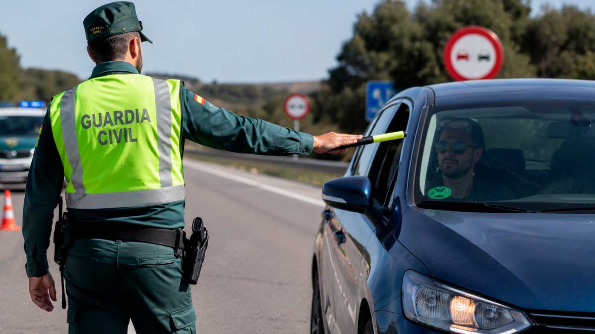 Guardia Civil deteniendo un coche en un control de tráfico de la DGT en carretera