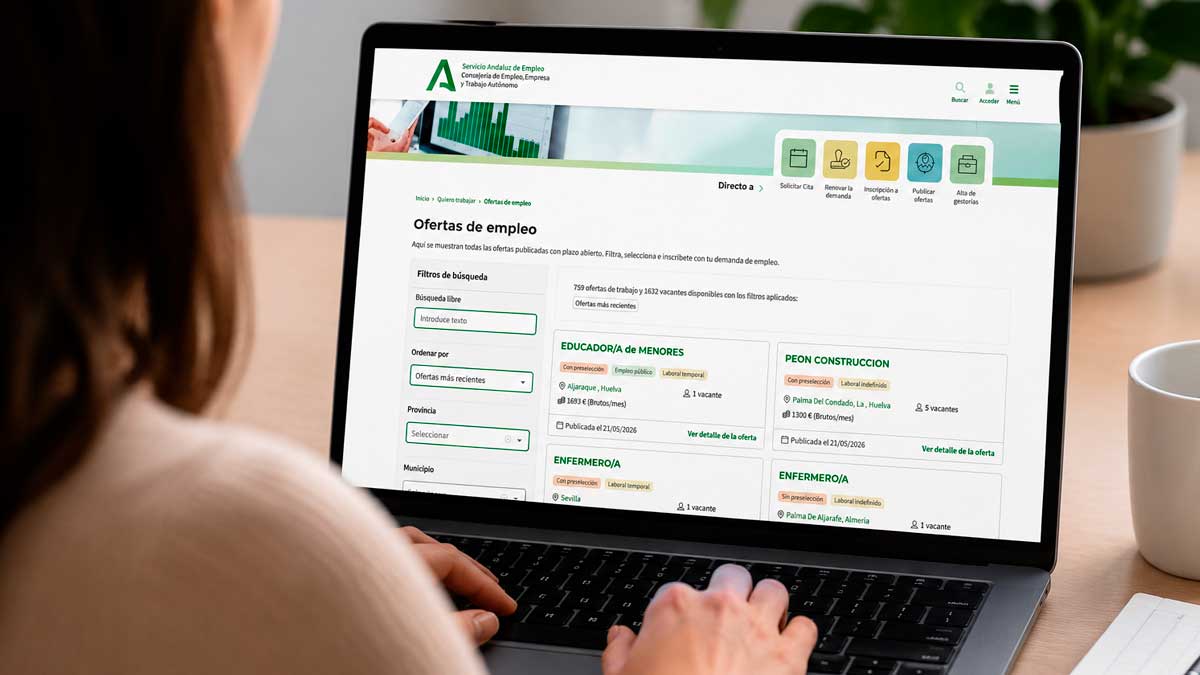 Persona consultando ofertas de empleo del SAE desde un ordenador portátil en la web oficial del Servicio Andaluz de Empleo.