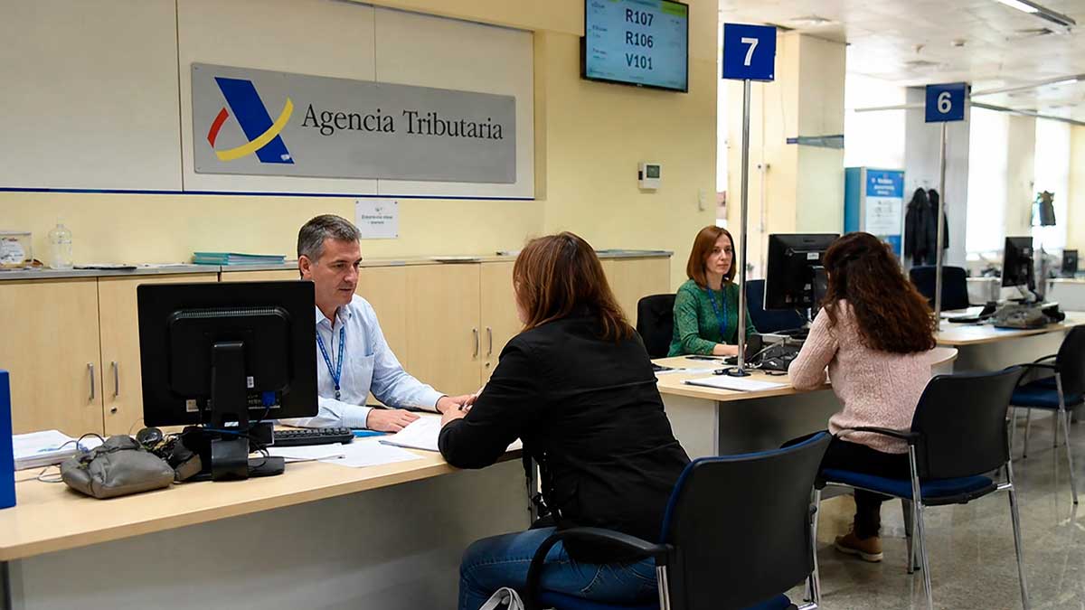 Funcionarios atienden a contribuyentes en una oficina de Hacienda de Andalucía durante la campaña de la Renta