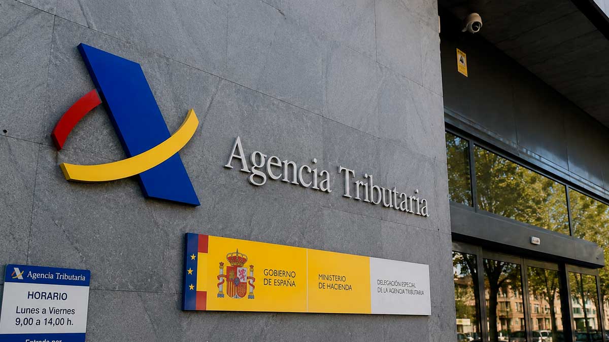 Fachada de una sede de la Agencia Tributaria tras la revisión de rentas del IMV por Hacienda
