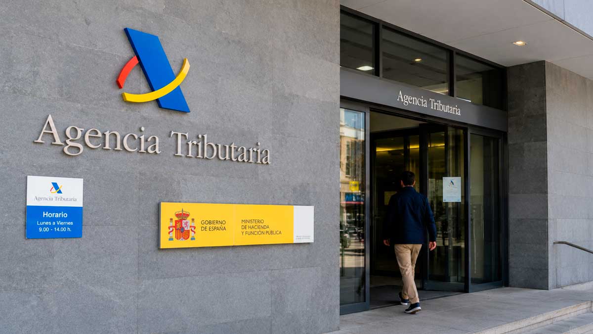 Contribuyente entrando en una sede de la Agencia Tributaria durante la campaña de la declaración de la Renta