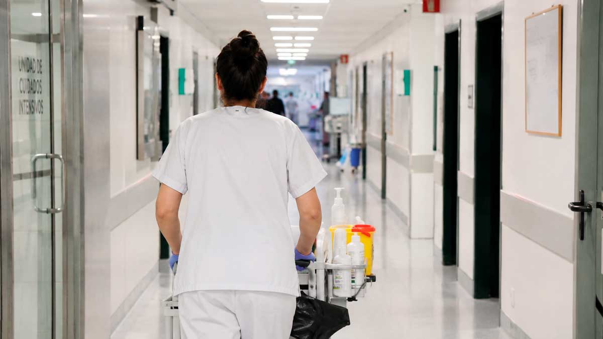 Sanitaria en un hospital andaluz durante la Bolsa Única de empleo temporal del SAS con miles de plazas disponibles