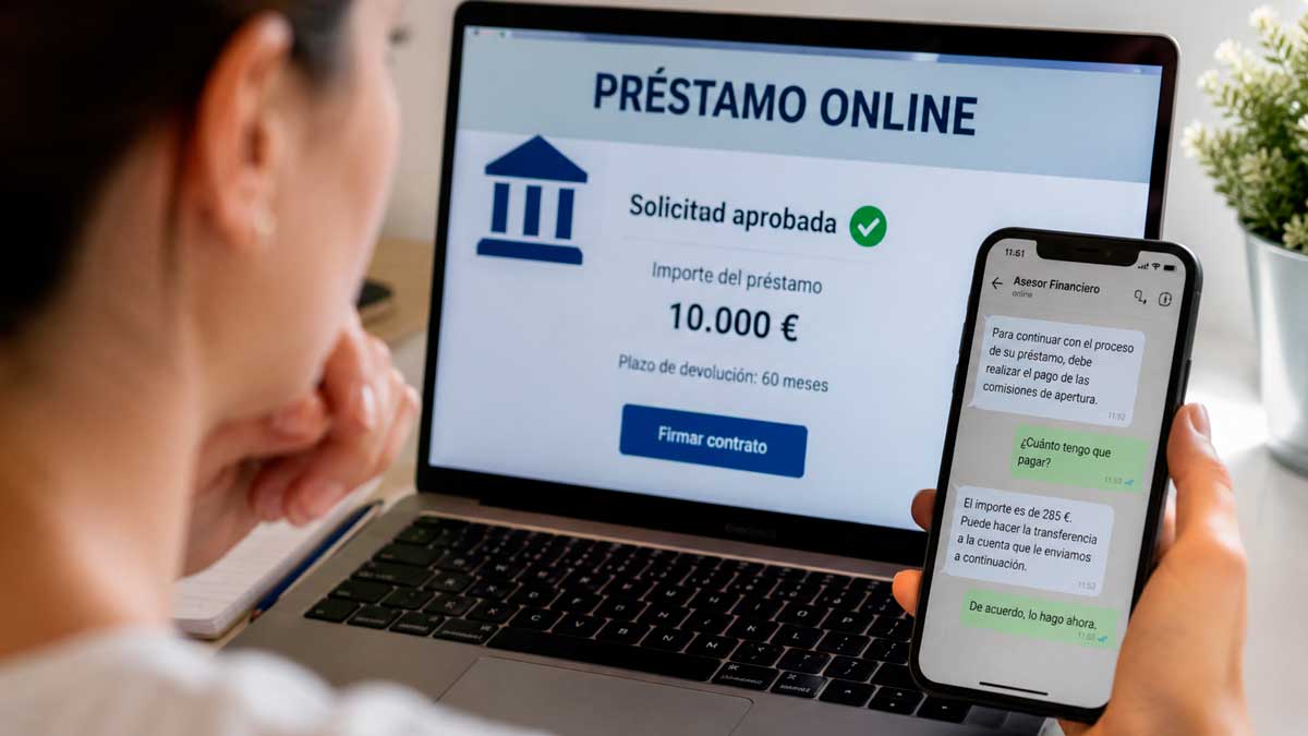 Mujer revisando un falso préstamo online en el móvil y el ordenador durante una estafa bancaria