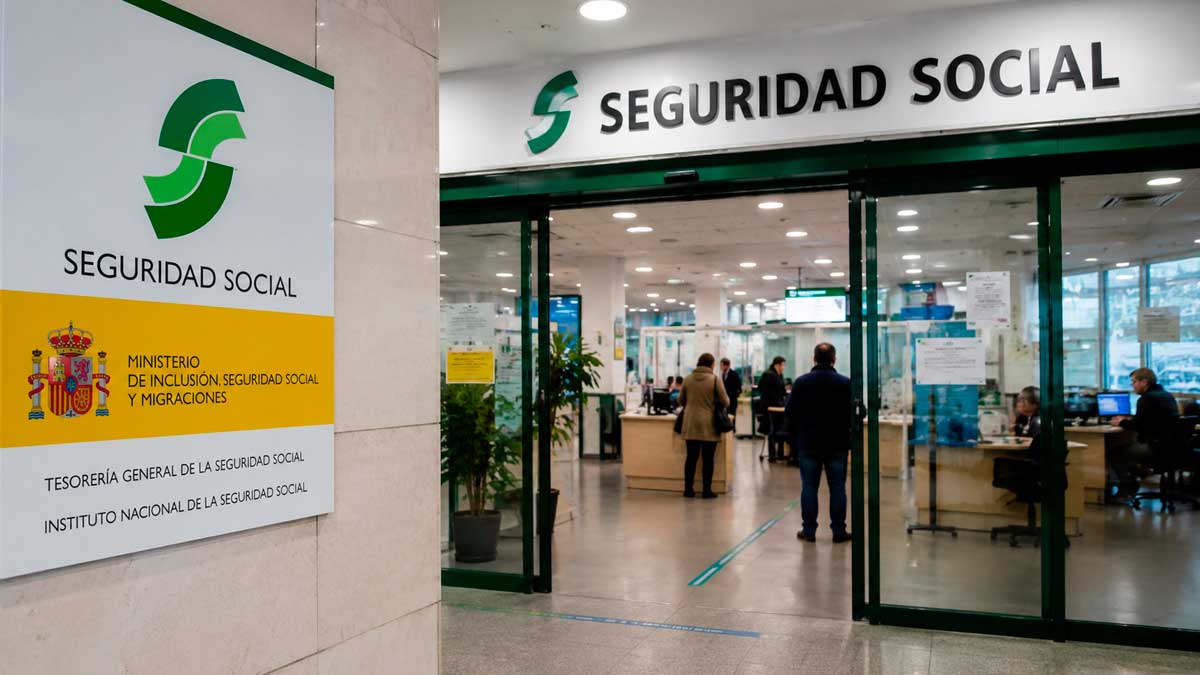 Oficina de la Seguridad Social en España con varios jubilados realizando trámites sobre pensiones en 2026