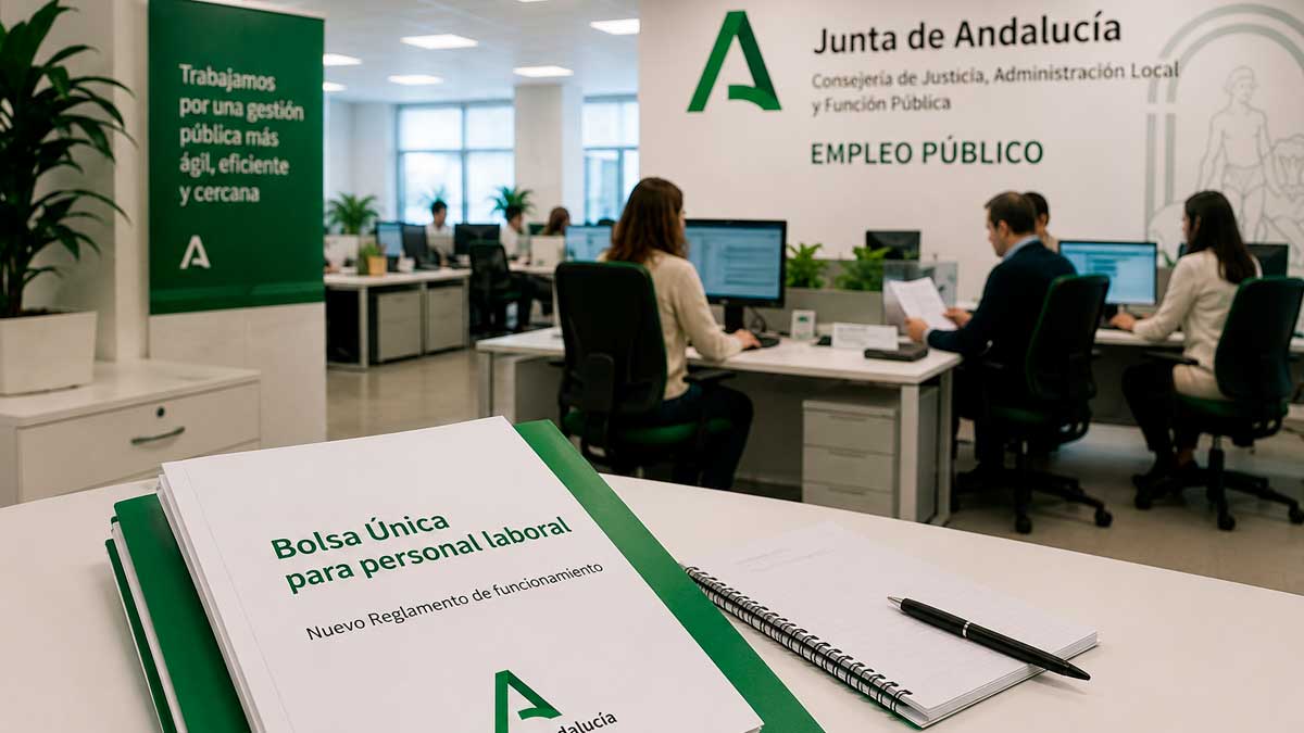 Trabajadores en una oficina de la Junta de Andalucía junto al nuevo reglamento de la Bolsa Única para personal laboral