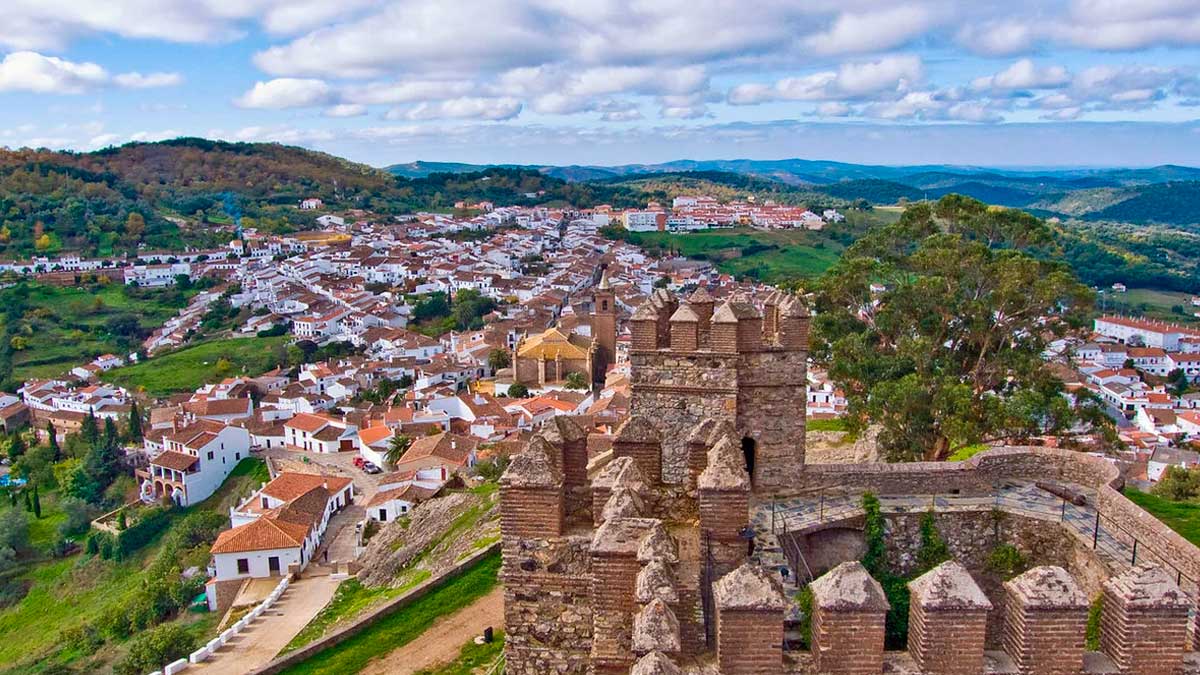 Vista panorámica de Cortegana, uno de los nuevos municipios turísticos de Andalucía reconocidos por la Junta