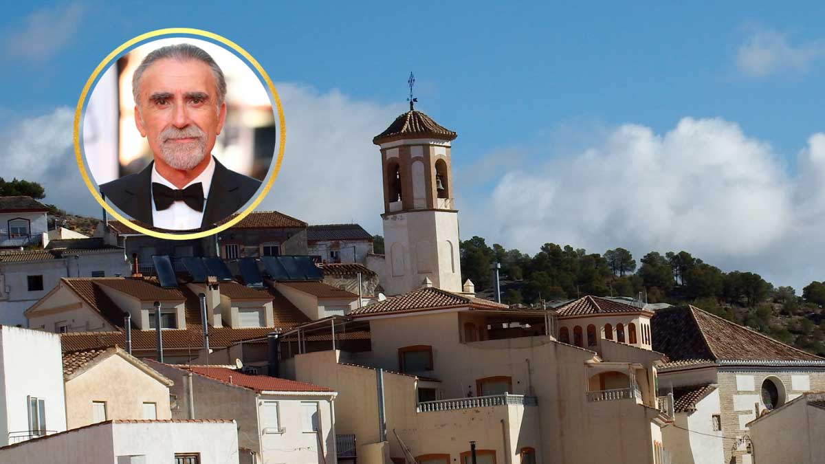 Juan y Medio en un montaje junto a una vista del pueblo de Lúcar, en Almería