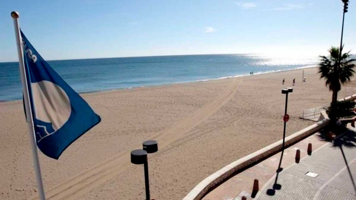 Bandera azul en una playa de Andalucía reconocida en 2026 por su calidad ambiental y servicios turísticos