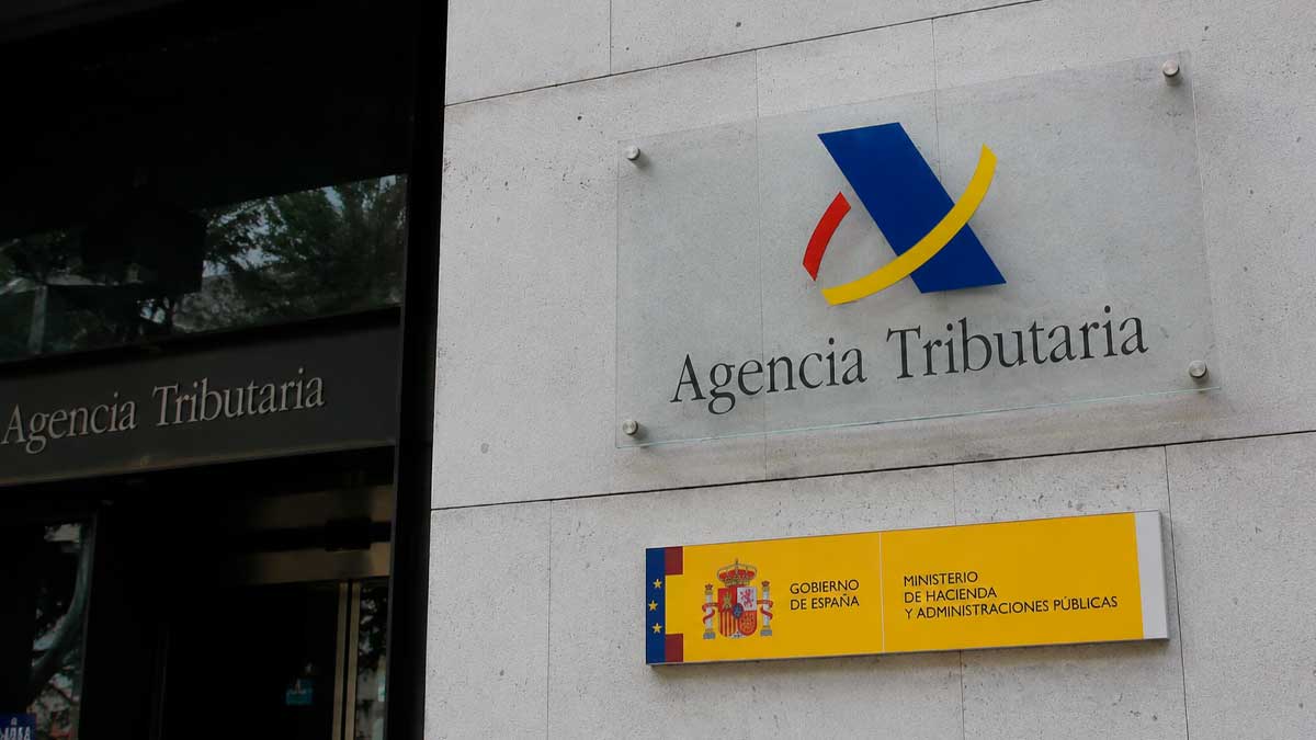 Rótulo de la Agencia Tributaria en una oficina de Hacienda relacionada con las devoluciones del IRPF a mutualistas