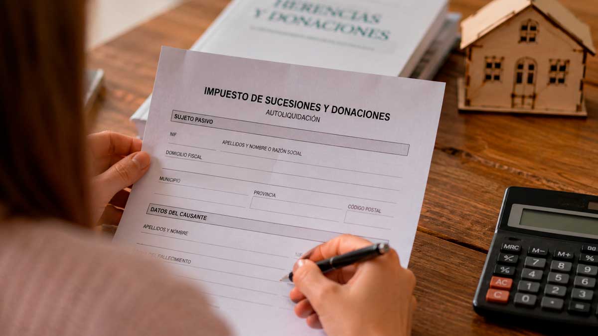 Persona revisando documentos del Impuesto de Sucesiones y Donaciones en Andalucía tras los cambios fiscales de 2026