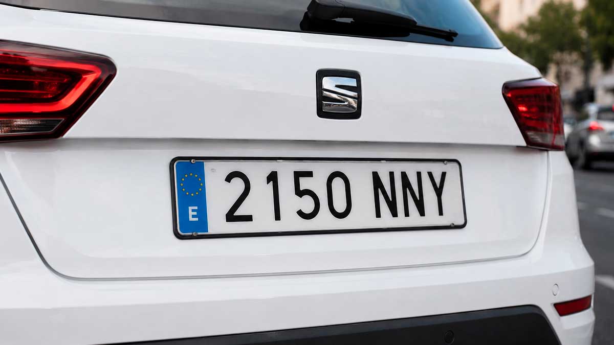Nueva matrícula española NNY en un coche blanco durante el cambio de combinaciones de la DGT en 2026