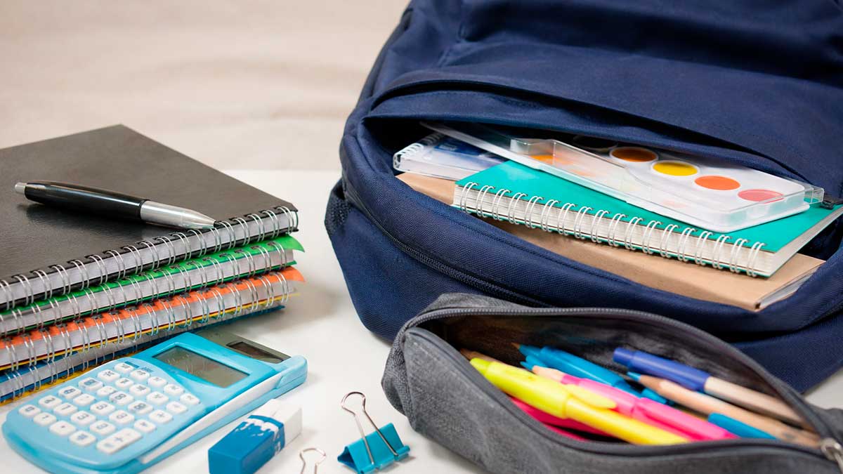 Material escolar y mochila para ilustrar el nuevo cheque escolar destinado a familias con hijos escolarizados
