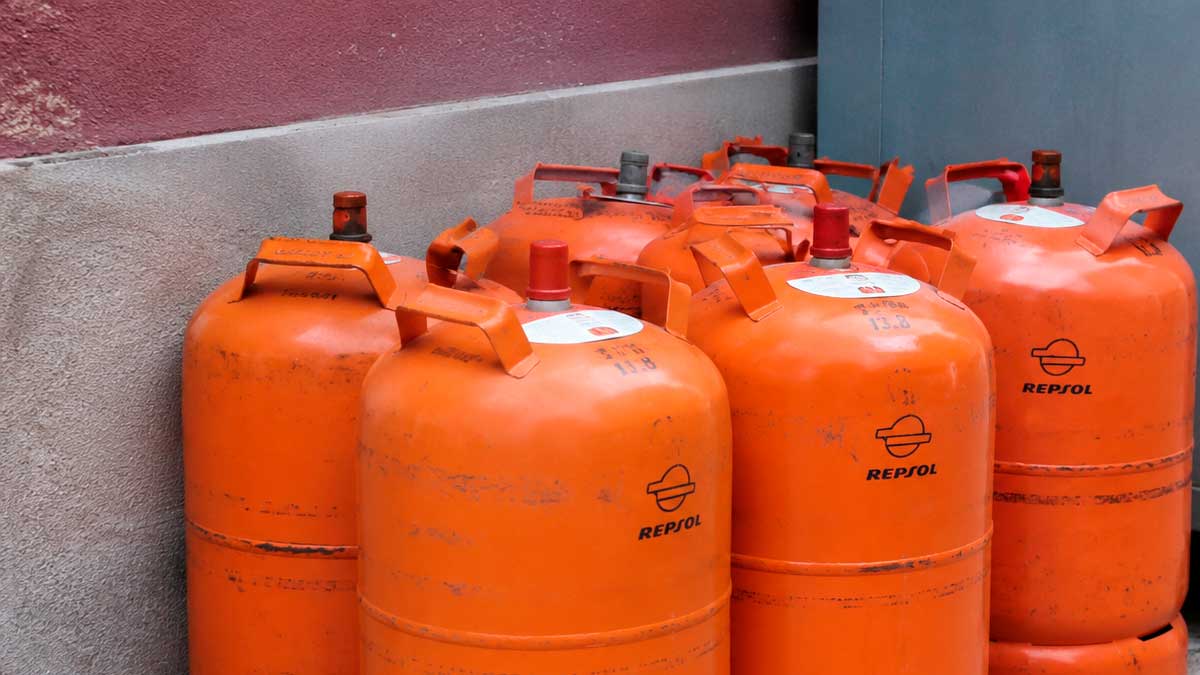 Bombonas de butano apiladas tras la bajada del precio confirmada por el BOE