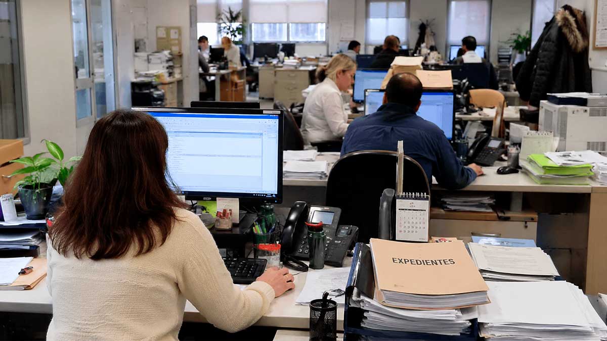 Funcionarios trabajando en una oficina pública tras la aprobación de la oferta de empleo público 2026 con 37.017 plazas