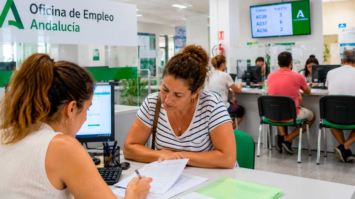 Oficina de empleo en Andalucía con personas realizando trámites del IMV y subsidio por desempleo