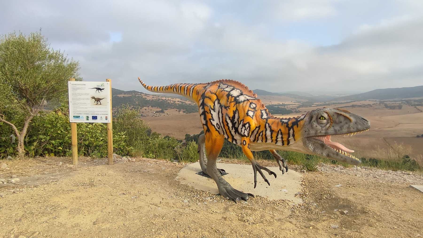 Dinosaurio a tamaño real en el parque jurásico gratis de Cádiz