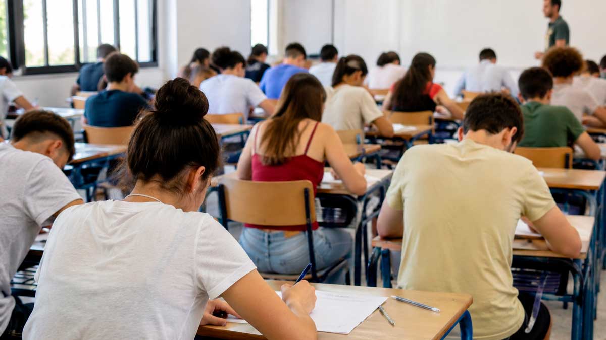 Estudiantes realizando un examen de la PAU 2026 en un aula de Andalucía