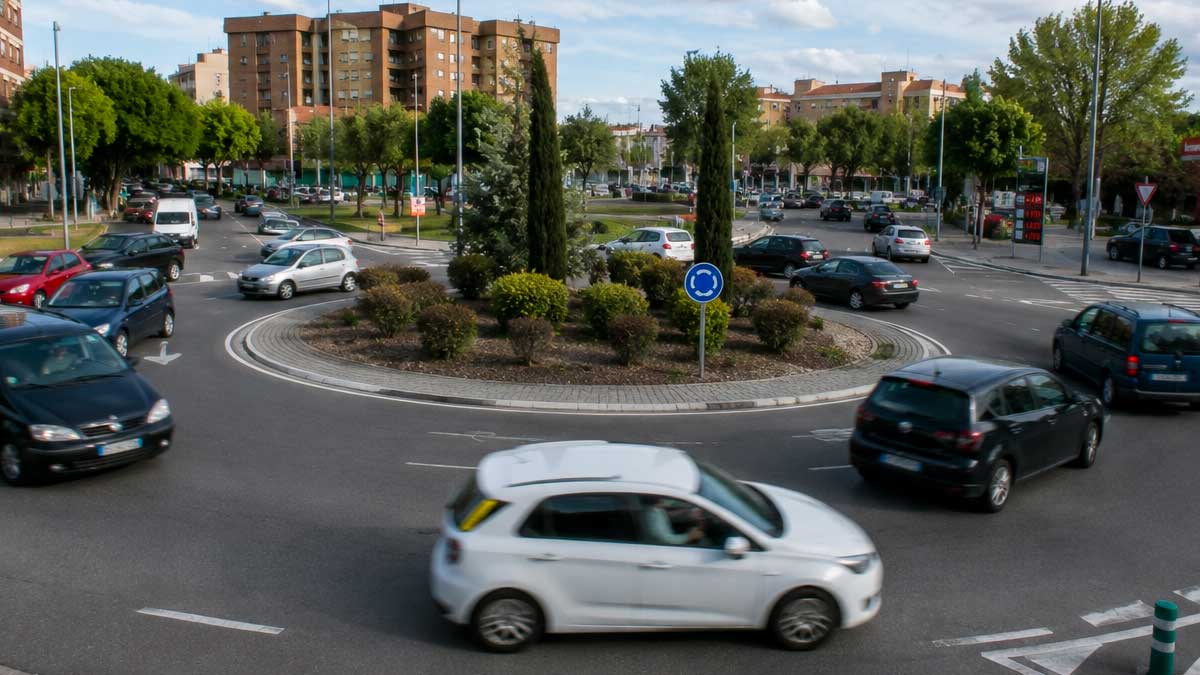 Coches circulando por una glorieta urbana con tráfico intenso en una imagen sobre el aumento de accidentes en rotondas en España