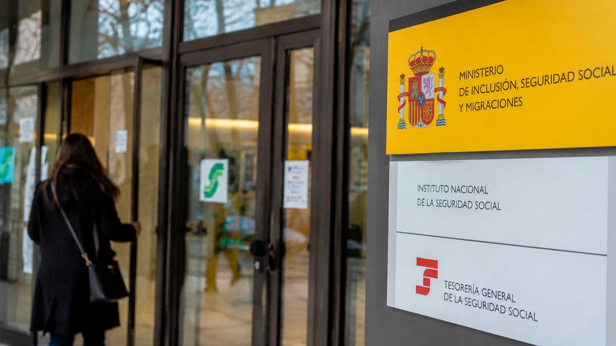 Mujer entrando en una oficina de la Seguridad Social para consultar la pensión de viudedad del 70%