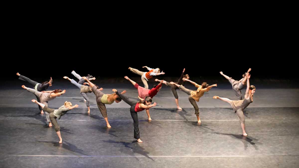 Bailarines en una actuación de danza contemporánea en escenario, relacionada con enseñanzas artísticas en Andalucía