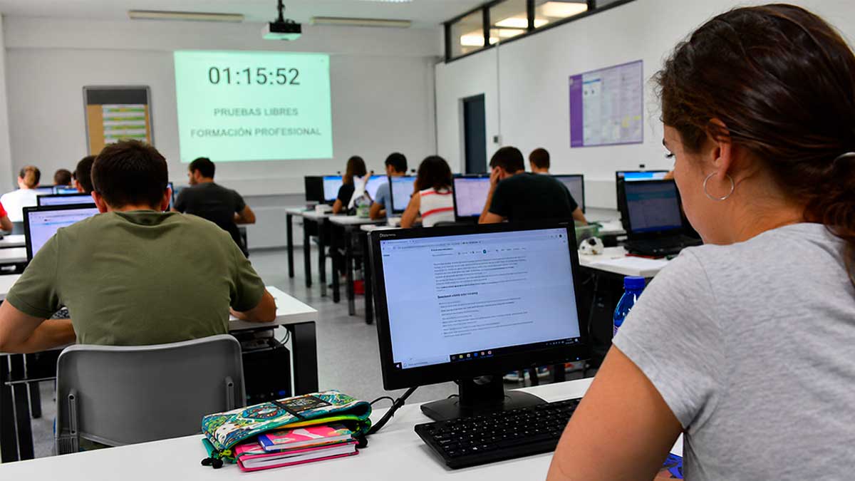 Alumnos realizando las pruebas libres de Formación Profesional en un aula de Andalucía