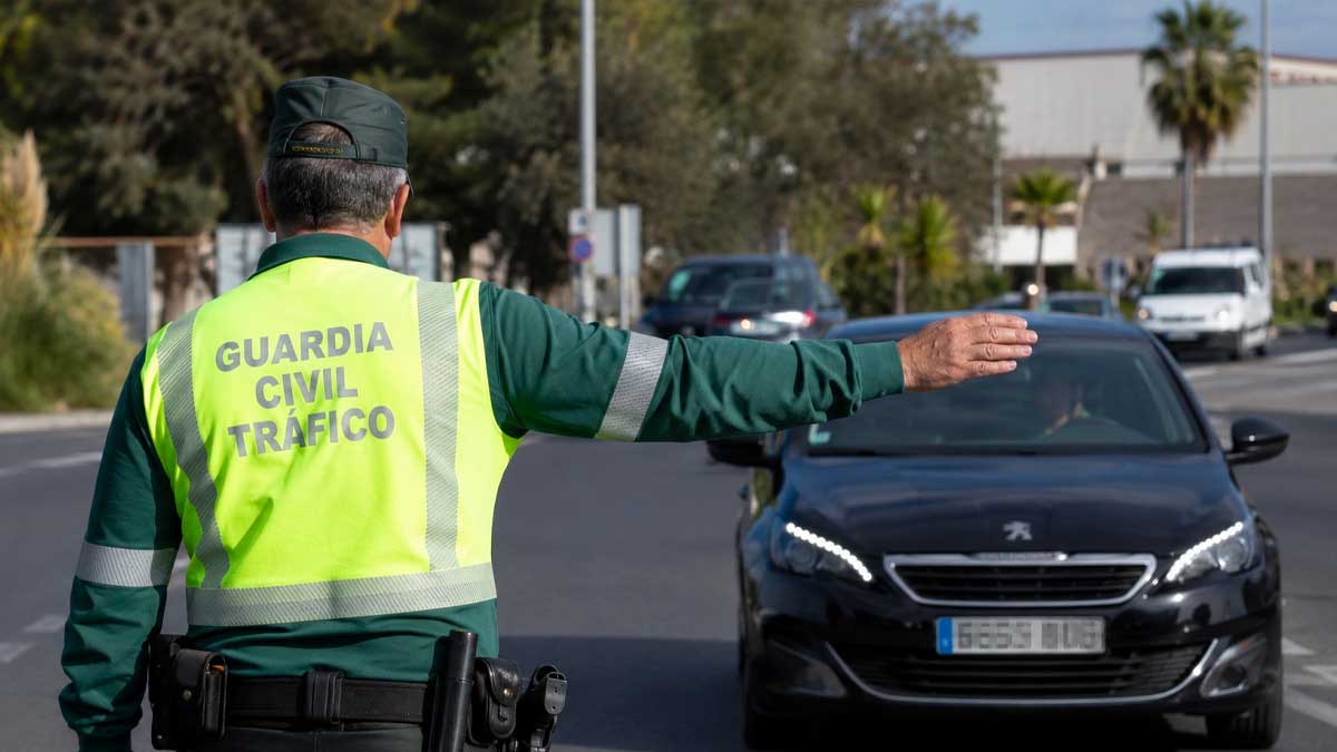 Guardia Civil de Tráfico realizando un control de circulación en una carretera urbana de Andalucía