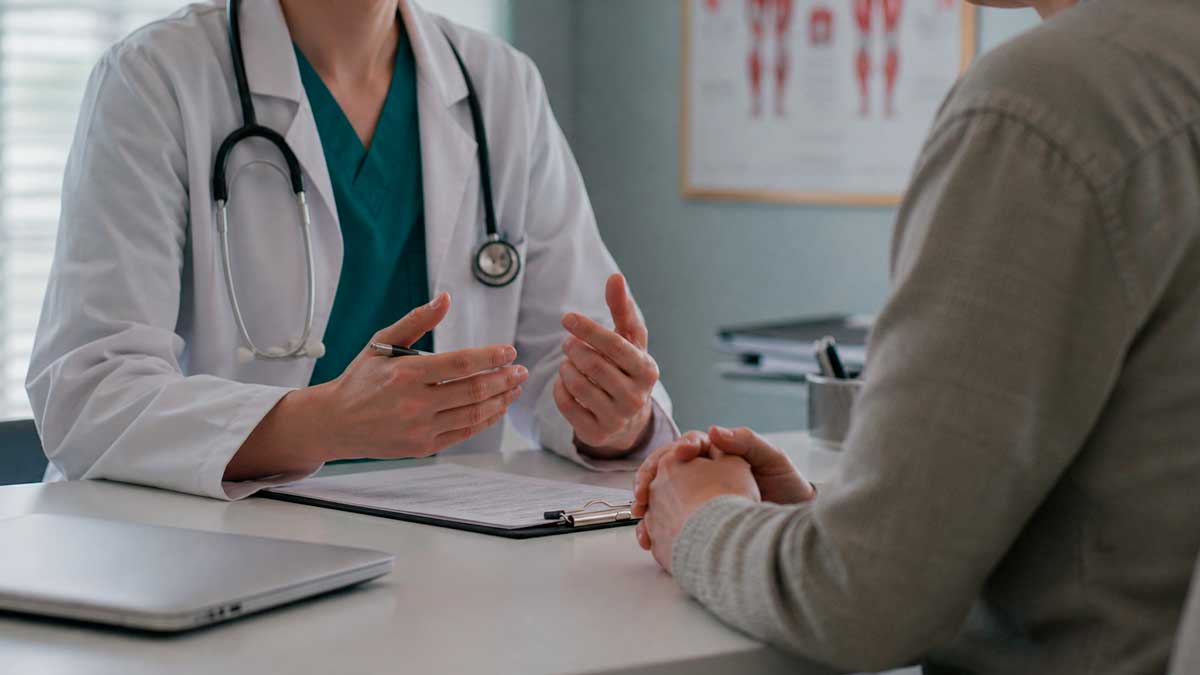 Consulta médica entre doctor y paciente para solicitar segunda opinión médica en Andalucía