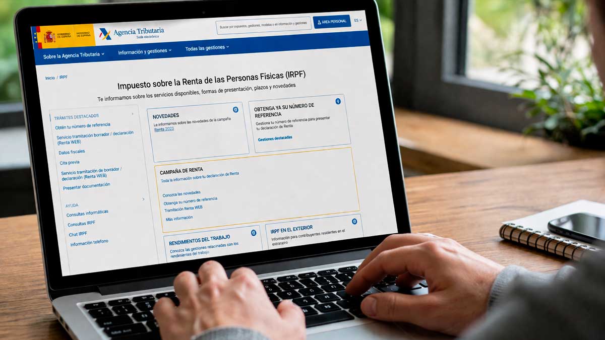 Usuario revisando la declaración de la Renta 2025 en la web de la Agencia Tributaria desde un portátil